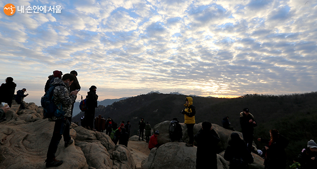 금천구 삼성산 국기봉 정상에서는 차 나눔, 풍물놀이 등이 진행된다
