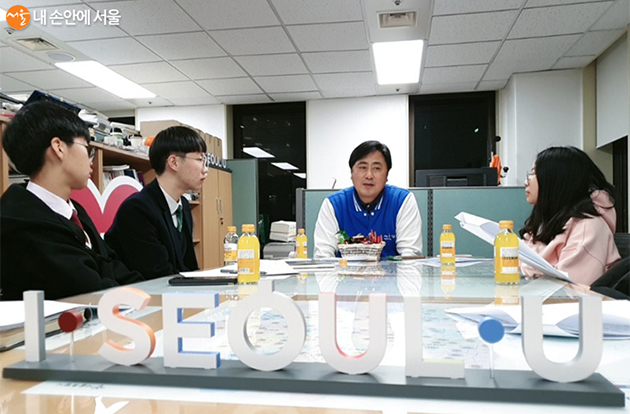 도시브랜드 궁금증을 해소하기 위해 시민기자단이 김동경 서울시 도시브랜드담당관을 만났다