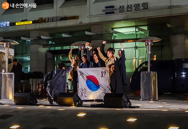 뮤지컬 <영웅>의 한 장면을 공연하고 있는 ‘퍼포먼스 그룹 오’ ©민정기