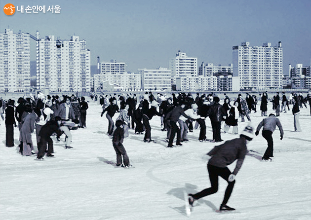 1950~60년대 겨울이면 한강 중지도(지금의 노들섬) 인근은 스케이트와 썰매를 타러 온 사람들로 인산인해를 이뤘다