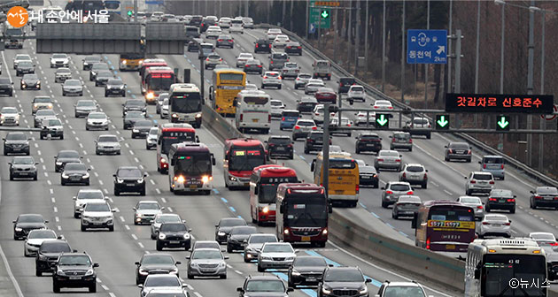 지난 설 명절 서울톨게이트 인근 경부고속도로 모습, 양방향 차량이 증가하고 있다