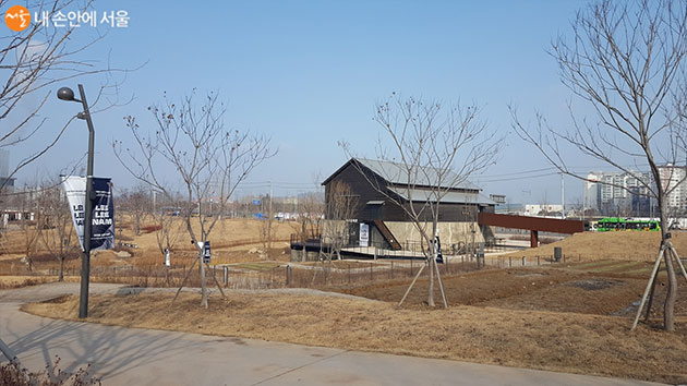 서울식물원의 호수원과 습지원 사이에 있는 마곡문화관