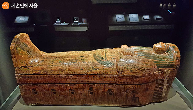 고대 이집트인의 미라관이 실물 그대로의 모습으로 전시되어있다.