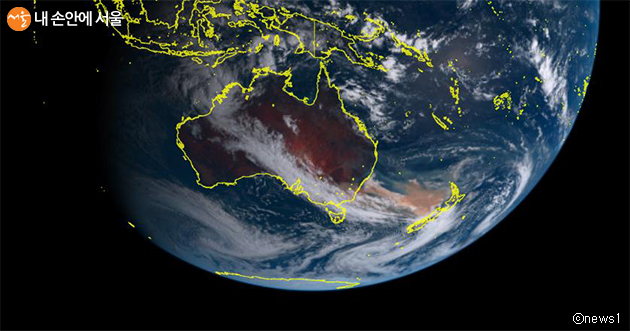 일본 기상청 히마와리8 위성이 지난 5일 호주를 우주에서 촬영한 사진. 산불로 인해 발생한 연기 구름이 호주에서 다소 떨어져 있는 뉴질랜드까지 뒤덮고 있다.