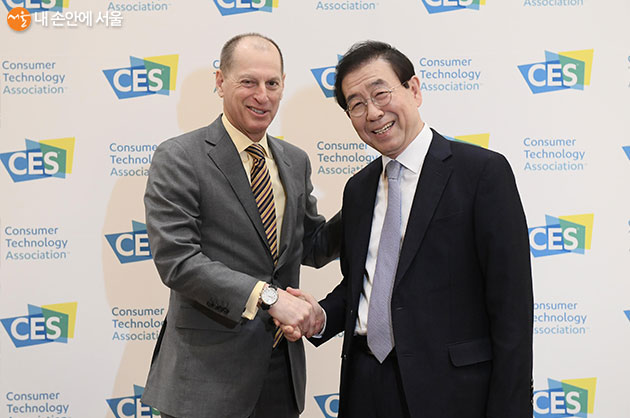 박원순 서울시장은 CES의 주관사인 미국소비자기술협회(CTA)의 게리 샤피로 회장과 면담을 가졌다