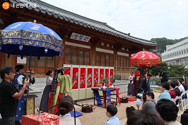 원삼과 활옷, 사모관대를 차려입고 진행되는 남산공원 전통혼례
