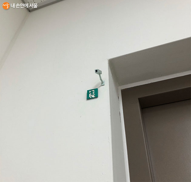 김예은 작가의 작업실 속 종이로 만든 CCTV