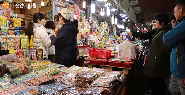 한국산 과자, 라면 등 식품류를 파는 가게에도 관광객들이 줄을 서 있다.