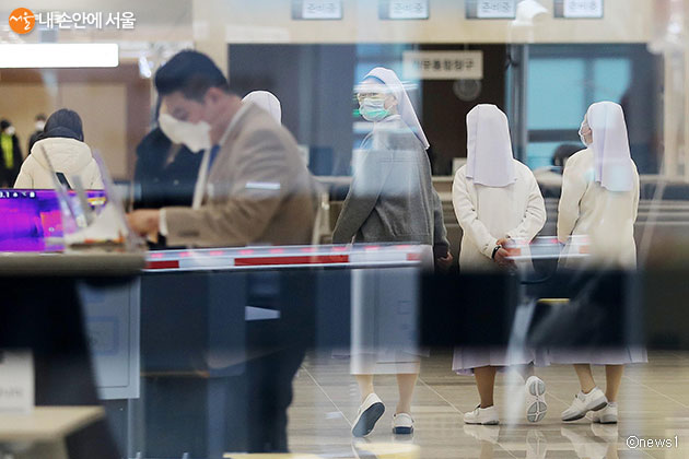 서울시는 가톨릭대학교 은평성모병원에서 이송요원 확진 판정에 따라 2월 22일부터 병원 전면폐쇄 등 긴급 조치를 시행했다