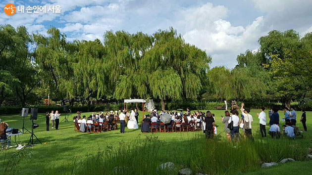 ‘공원 내 작은 결혼식’은 남산공원 호현당과 용산가족공원 잔디광장에서 4~10월까지 진행된다