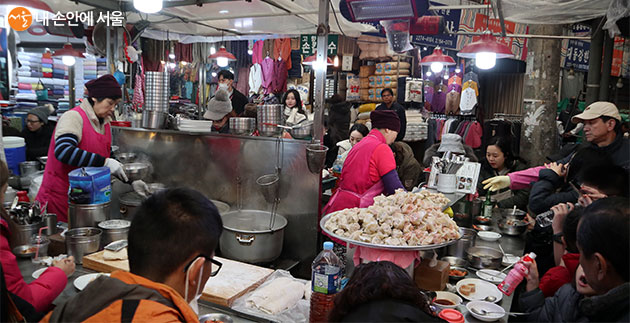 중국의 딤섬처럼 한국의 김치만두, 고기만두, 야채만두를 파는 코너도 붐빈다.