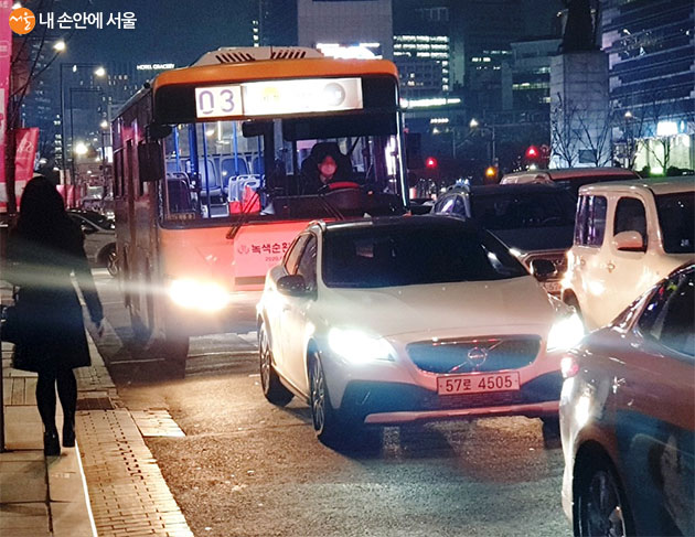 서울의 도심과 관광지를 연결해주는 녹색순환버스, 3번 버스의 모습 