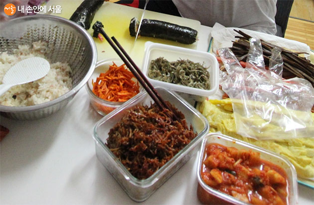 아빠와 함께 맛있는 김밥을 만들어 보았다 ⓒ박찬홍