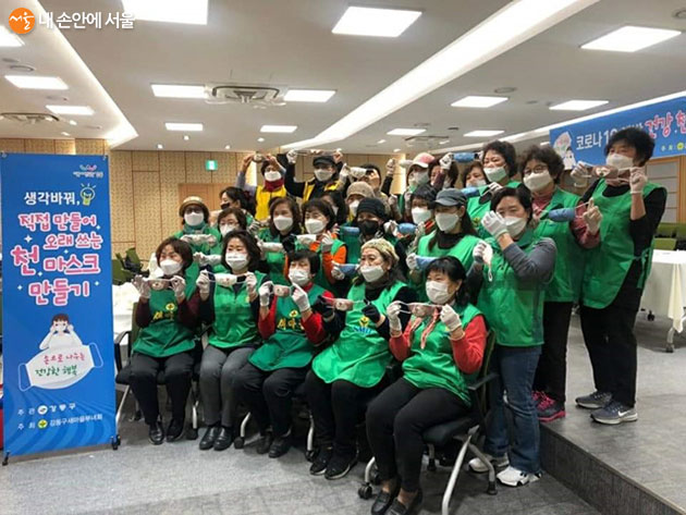 강동구는 지난 3월4일부터 어린이집과 복지시설에 전달할 코로나19 예방 수제 면 마스크 2,000개 제작을 시작했다. 