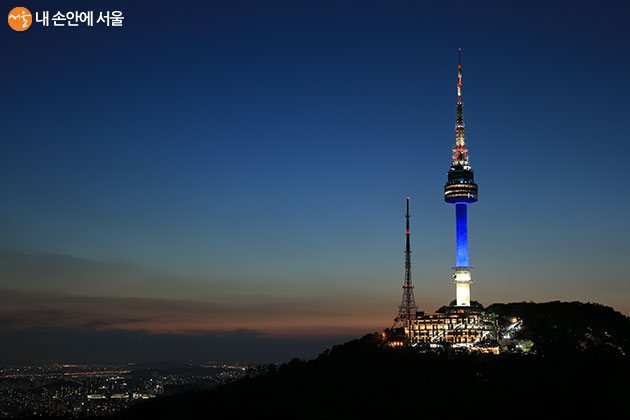 서울남산타워도 ‘블루라이트’ 캠페인에 동참, 푸른 빛을 밝힌다.