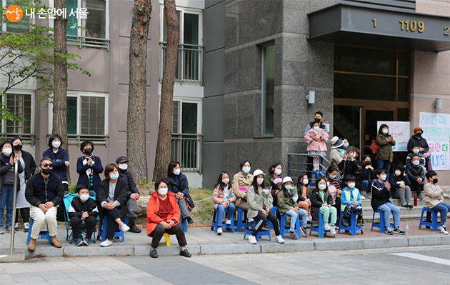 마스크를 착용하고 공연 관람 중인 주민들의 모습.