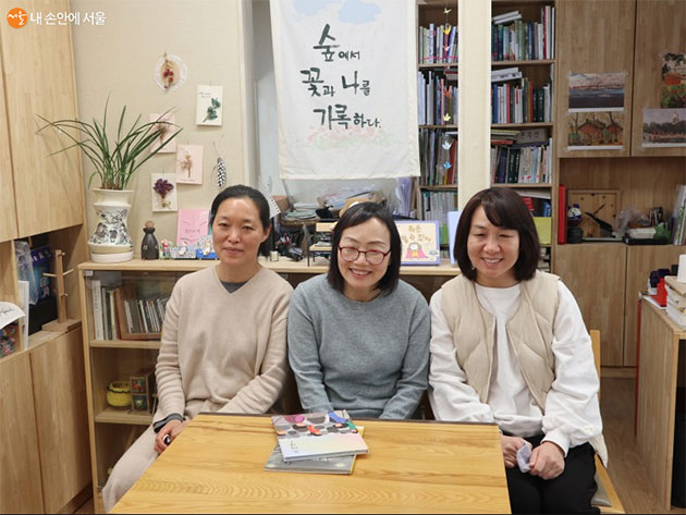 '책읽는 엄마 책읽는 아이'를 지키는 사람들, 왼쪽부터 함정희 활동가, 우미선 대표, 김선호 활동가 