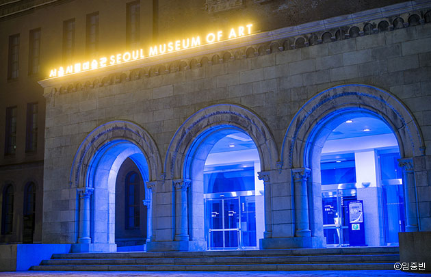 서울시립미술관 서소문 본관의 ‘파사드’에 블루라이트가 점등되었다.