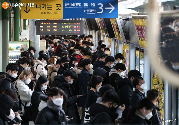 서울시는 안전하게 대중교통을 이용할 수 있도록 혼잡단계별 특별대책을 시행한다