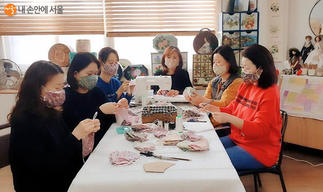 서울 마을공동체가 천마스크 제작, 나눔 등 코로나19 위기 극복에 동참했다.