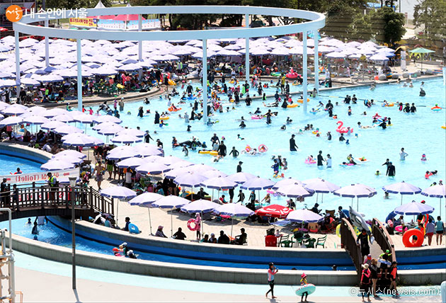 뚝섬 한강공원 수영장에서 물놀이를 즐기는 시민들