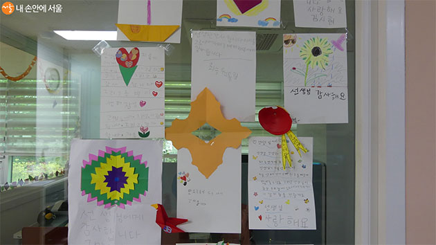 실내 놀이실 벽면에는 지난 스승의날 아이들이 선생님께 드리는 편지글이 미소를 짓게 한다