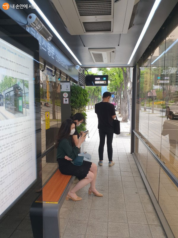 코엑스 동문 앞 버스정류소는 스마트그린쉘터로 설치되어 있다