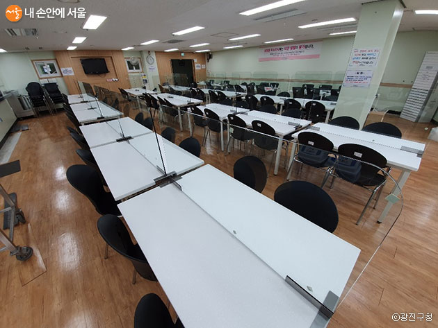 서울시 사회복지시설이 7월 20일부터 단계적 운영을 재개한다. 사진은 투명가림막이 설치된 광진구 경로식당
