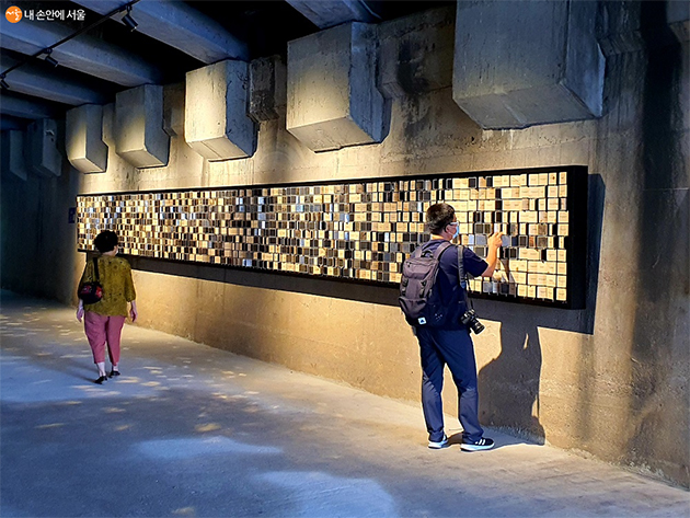 시민의 메시지들과 현재 나와 공간을 비추는 거울로 만든 ‘홍제 마니(摩尼)차’. 