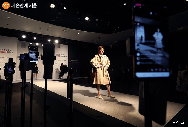 서울시는 우리 패션기업의 아마존 입점을 지원한다. 사진은 관중 없이 온라인 생중계로 진행되는 패션쇼