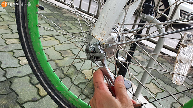 안전운행을 위해 가끔씩 자전거 뒷바퀴 너트를 확인해야 한다
