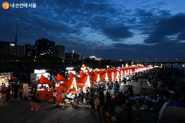 2019년도 여의도한강공원 물빛광장에서 열린 ‘서울밤도깨비야시장’, 올해는 온라인으로 만날 수 있다