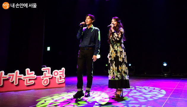 찾아가는 공연 1호 '당신에게 드리는 첫 번째 선물'에 김소현, 손준호 부부가 출연했다