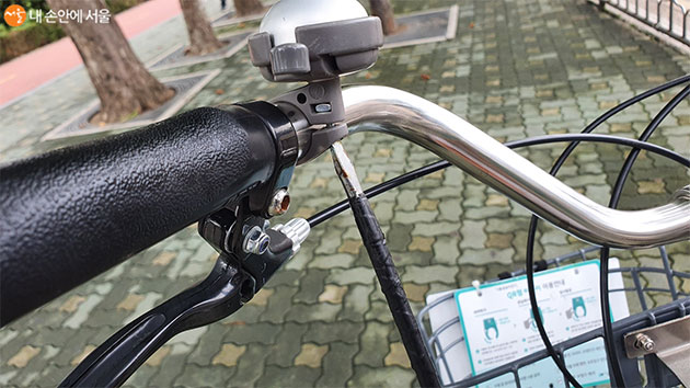 드라이버를 이용해 자전거 벨 등을 교체할 수 있다.