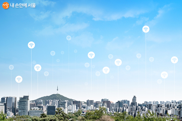 서울시가 11월 1일부터 기존보다 4배 빠른 공공 와이파이 서비스 ‘까치온’을 시작한다.