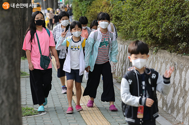 마스크를 쓰고 등교하는 학생들