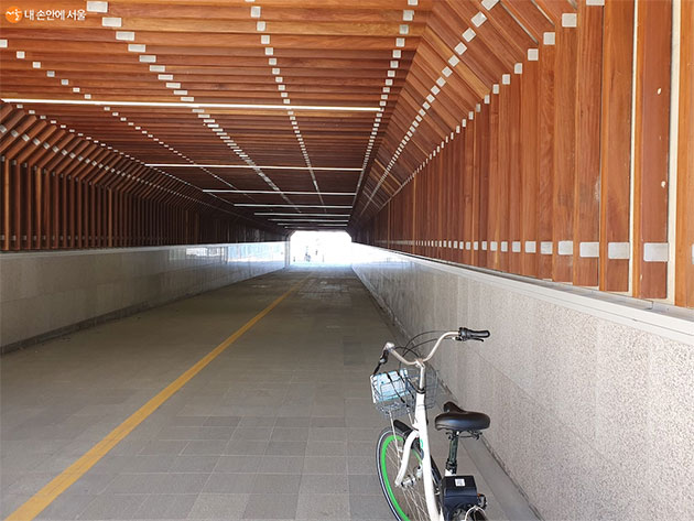 마곡에서 한강으로 나갈 수 있는 터널. 이곳에서는 자전거를 끌고 가야 한다. 
