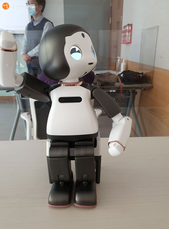 책상 위에 놓인 로봇 리쿠가 귀엽게 춤을 추고 있다