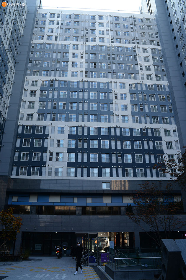 서울생활문화예술센터 서교는 서교동 역세권 청년주택 지하에 위치해 있다.