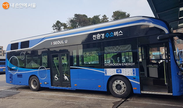 서울시는 시내버스 정규노선 370번(강동공영차고지~충정로역)에 수소버스를 도입했다. 사진은 시범운영버스인 405번 버스