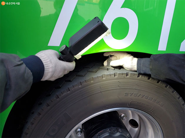 타이어 마모상태를 측정기로 체크하고 있다. 요철형 무늬깊이 16mm 이상 여부를 확인한다.