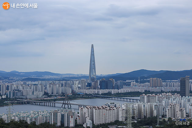 아차산에서 내려다본 서울 풍경, 서울을 잇는 한강의 다리가 눈에 들어온다