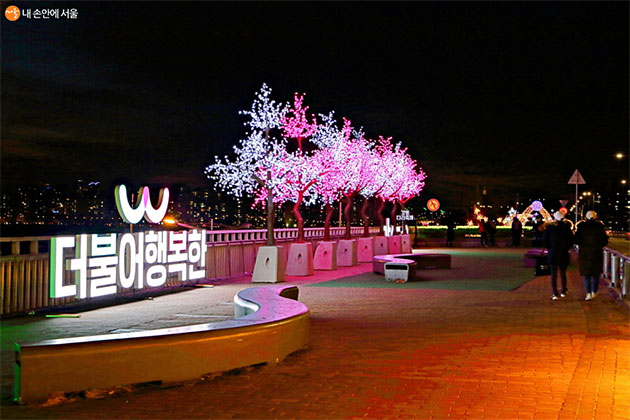 광진교 빛의 다리는 12월 한달 내내 불을 밝힌다.