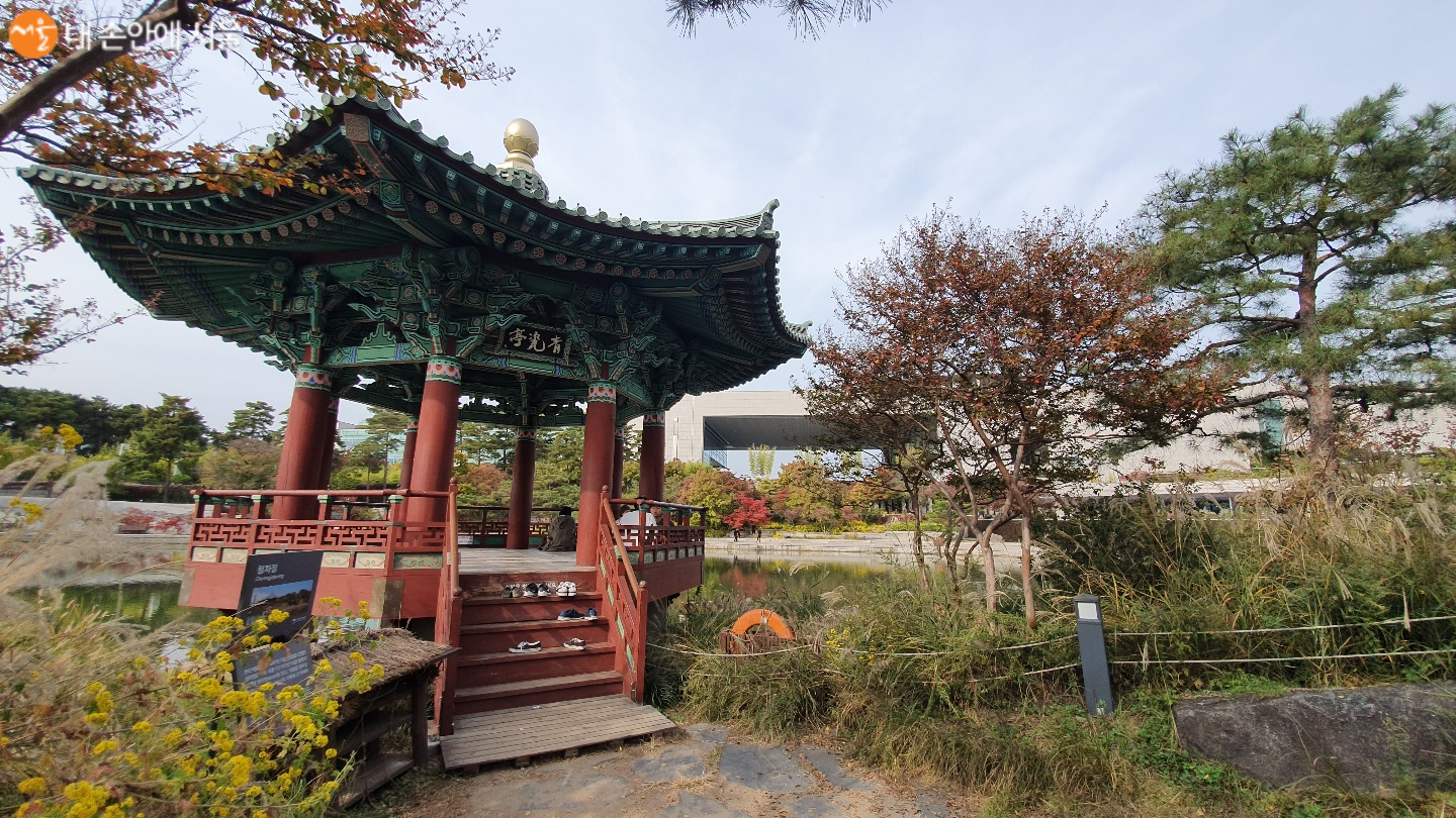 거울못의 한편에 한국의 건축미를 한눈에 보여주는 청자정이 서있다 ⓒ장혜경