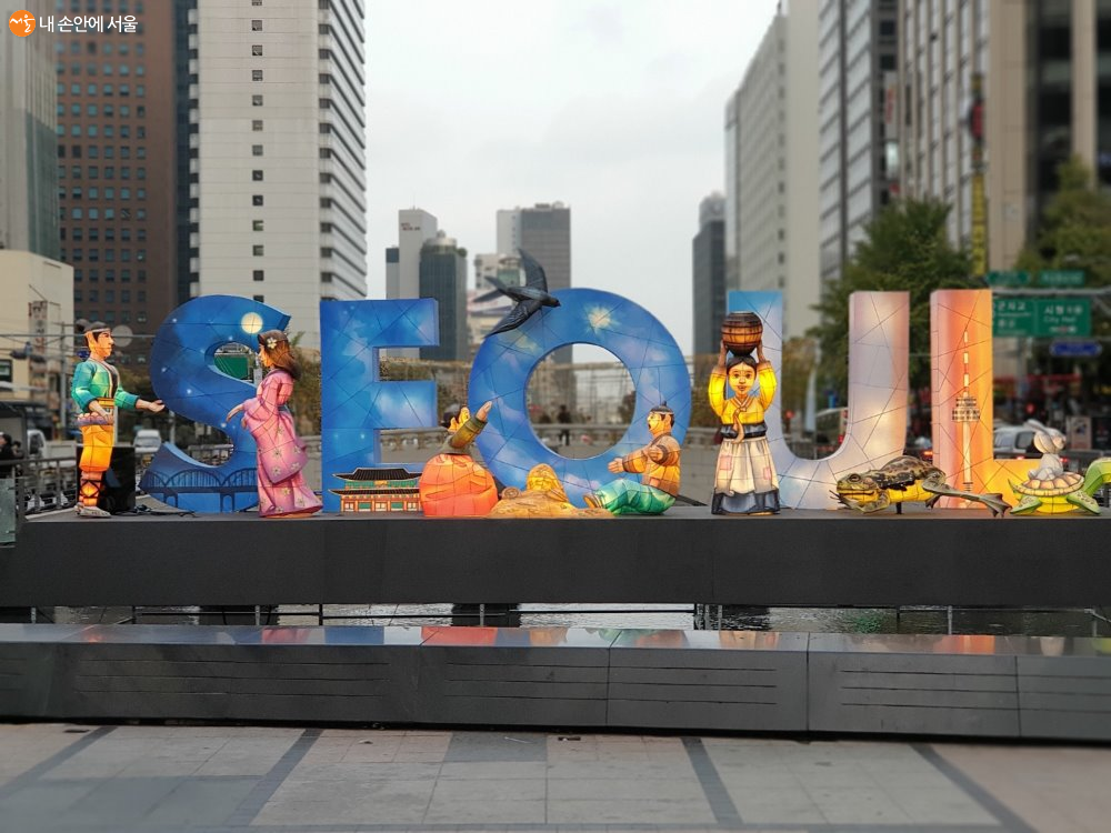 2019 서울빛초롱축제는 11월 1일부터 17일까지 청계광장부터 수표교까지 이어진다 ⓒ김은주