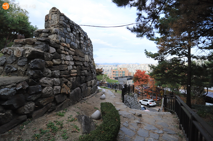 내부순성길과 외부순성길이 만나는 지점. 서울 동쪽 동네가 보이는 풍경.