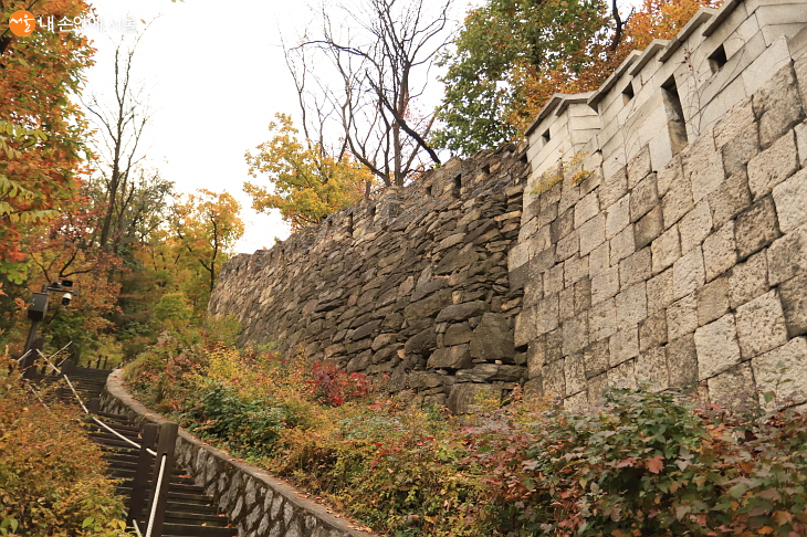 조선 초기의 성벽과 최근에 개축한 성벽까지 비교해 볼 수 있는 곳.