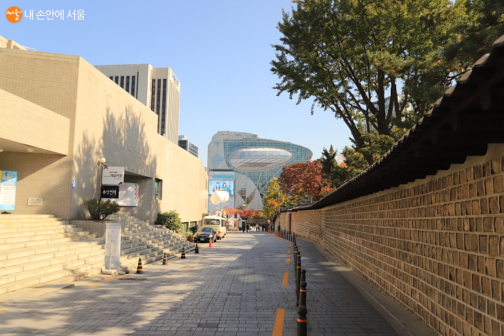 서울시청 방면에서 영국대사관쪽으로 이어지는 돌담길 약130m 구간모습.