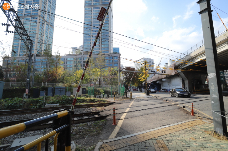서소문 철도 건널목과 그 뒤로 보이는 서소문역사공원