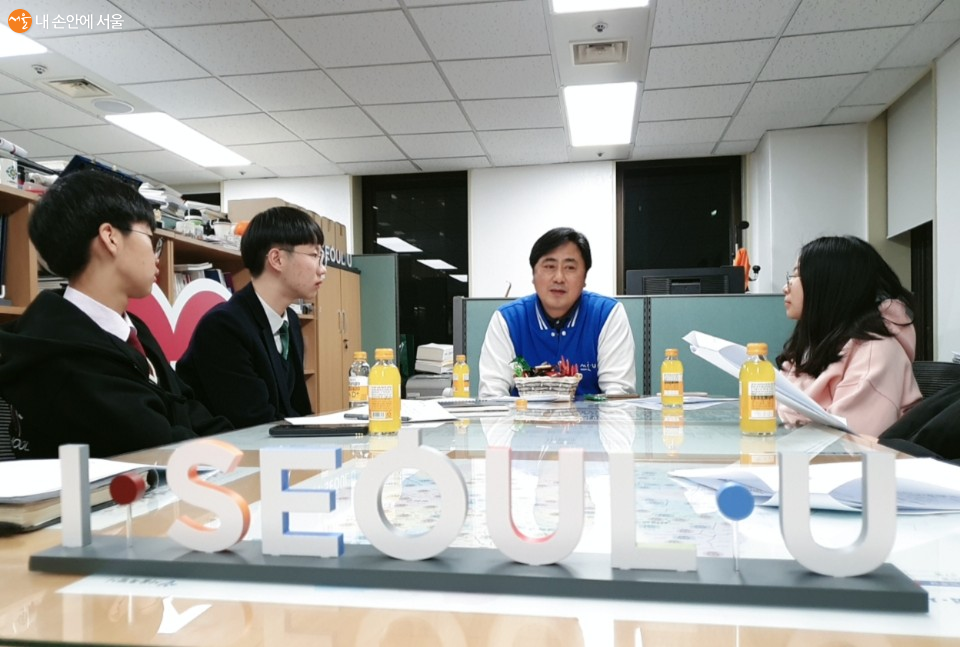 서울시민기자단의 질문에 답변하는 김동경 서울시 도시브랜드 담당관